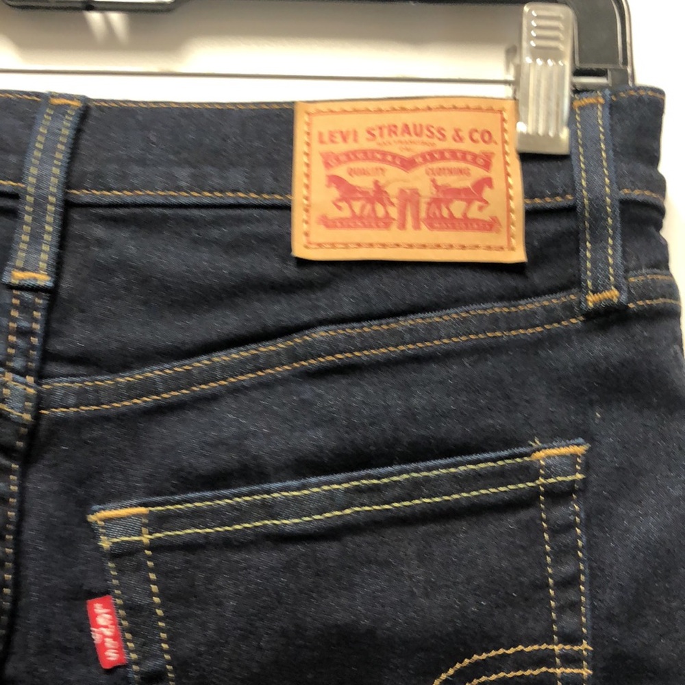 Women’s Size 28-Levi’s 720 High Rise Super Skinny Jeans